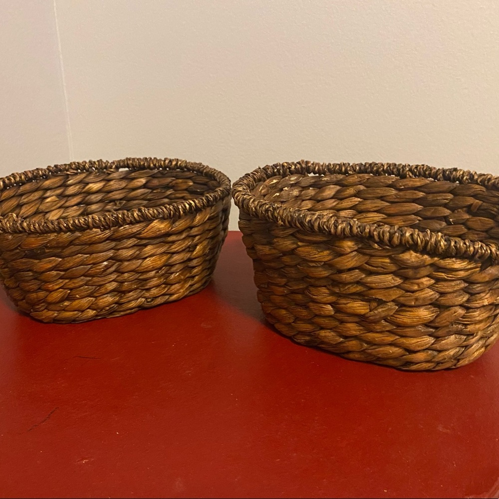Set of two oval baskets